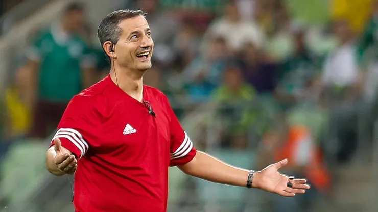 Sao Paulo – SP – 28/03/15 – AMISTOSO DESPEDIDA ALEX/PALMEIRAS 99 X AMIGOS DO ALEX – Salvio Spinola arbitro da partida entre Palmeiras 99 e Amigos do Alex pelo Amistoso despedida do Alex no Allianz Parque. Foto: Marcello Zambrana/AGIF