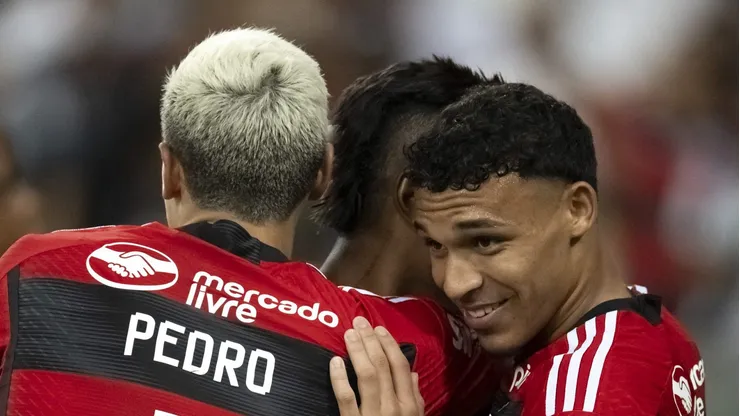 Foto: Jorge Rodrigues/AGIF - Pedro, Bruno Henrique e Victor Hugo