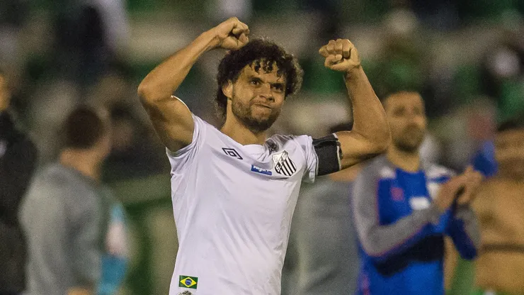 SC - Chapeco - 31/08/2019 - Brasileiro Serie A 2019, Chapecoense x Santos - Victor Ferraz jogador do Santos comemora vitoria ao final da partida contra o Chapecoense no estadio Arena Conda pelo campeonato Brasileiro A 2019. Foto: Ricardo Luis Artifon/AGIF