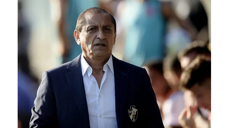 FORA DOS PLANOS! Ramon Diaz reprovou e atleta não vestirá a camisa do Vasco - Foto: Alexandre Loureiro/Getty Images