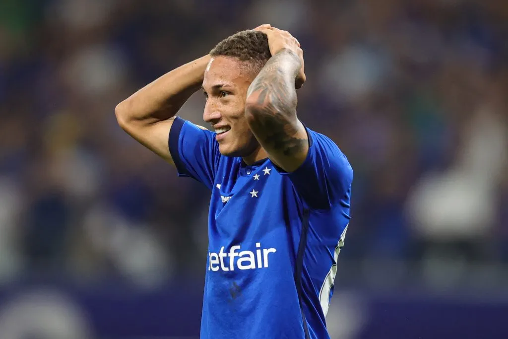 Foto: Gilson Lobo/AGIF – Robert jogador do Cruzeiro lamenta chance perdida durante partida contra o Corinthians no estadio Mineirao pelo campeonato Brasileiro A 2023.
