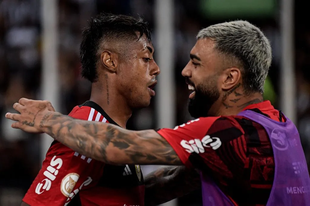 Foto: Thiago Ribeiro/AGIF – Bruno Henrique jogador do Flamengo comemora seu gol com Gabi jogador da sua equipe durante partida contra o Botafogo no estadio Engenhao pelo campeonato Brasileiro A 2023.