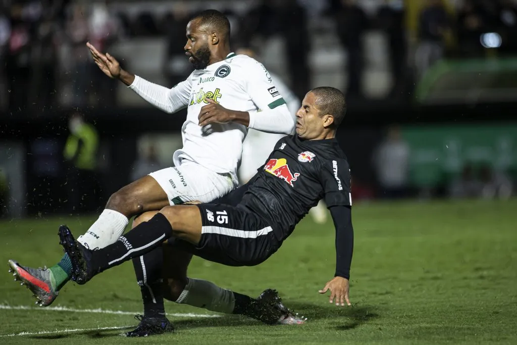 Foto: Diogo Reis/AGIF – Ytalo jogador do Bragantino disputa lance com jogador do Goias durante partida no estadio Nabi Abi Chedid pelo campeonato Copa do Brasil 2022.