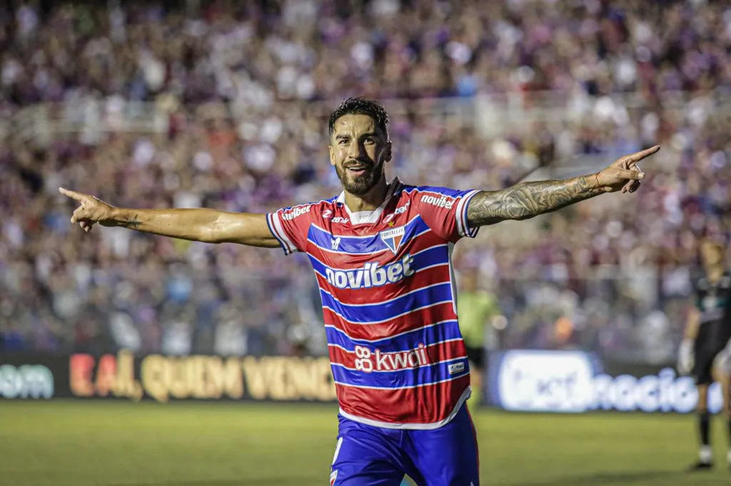 Foto: Lucas Emanuel/AGIF – Lucero jogador do Fortaleza comemora seu gol durante partida contra o Coritiba no estadio Presidente Vargas pelo campeonato Brasileiro A 2023.