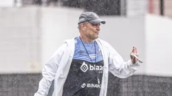 Foto: Raul Baretta/ Santos FC - Aguirre deu treino debaixo de chuva nesta quarta-feira (6)