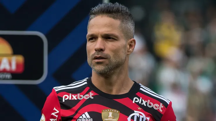 PR - Curitiba - 06/11/2022 - BRASILEIRO A 2022, CORITIBA X FLAMENGO - Diego Ribas jogador do Flamengo durante execucao do hino nacional antes da partida contra o Coritiba no estadio Couto Pereira pelo campeonato Brasileiro A 2022. Foto: Robson Mafra/AGIF