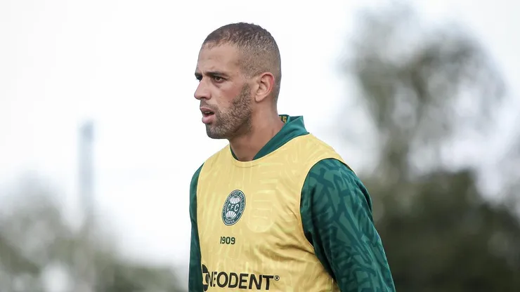 Foto: Divulgação/Facebook do Coritiba - Slimani durante treino do Coxa