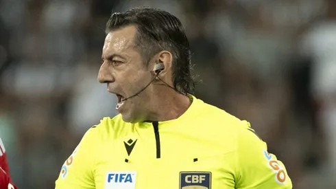 RJ - RIO DE JANEIRO - 02/09/2023 - BRASILEIRO A 2023, BOTAFOGO X FLAMENGO - O arbitro Raphael Claus durante partida entre Botafogo e Flamengo no estadio Engenhao pelo campeonato Brasileiro A 2023. Foto: Jorge Rodrigues/AGIF