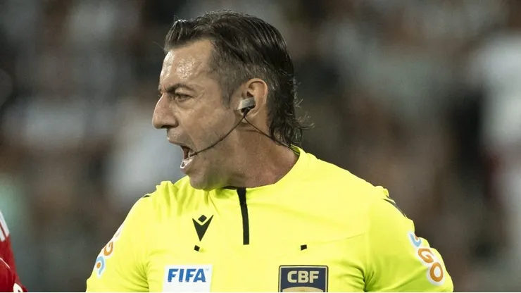 RJ - RIO DE JANEIRO - 02/09/2023 - BRASILEIRO A 2023, BOTAFOGO X FLAMENGO - O arbitro Raphael Claus durante partida entre Botafogo e Flamengo no estadio Engenhao pelo campeonato Brasileiro A 2023. Foto: Jorge Rodrigues/AGIF