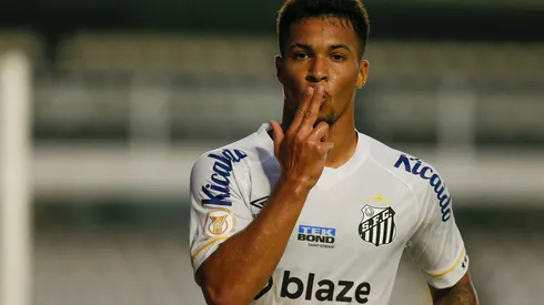SANTOS, BRAZIL – JULY 23: Marcos Leonardo of Santos celebrates after scoring the team's second goal during the match between Santos and Botafogo as part of Brasileirao Series A 2023 at Urbano Caldeira Stadium (Vila Belmiro) on July 23, 2023 in Santos, Brazil. (Photo by Ricardo Moreira/Getty Images)