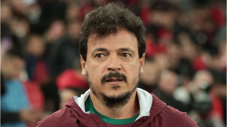 Foto: Robson Mafra/AGIF - Fernando Diniz tecnico do Fluminense durante partida contra o Athletico-PR no estadio Arena da Baixada pelo campeonato Brasileiro A 2023.