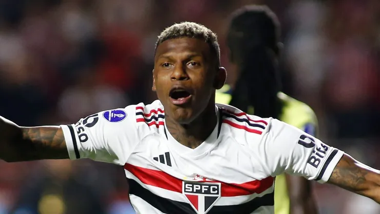 Arboleda comemorando gol feito com a camisa do São Paulo - Foto: by Miguel Schincariol/Getty Images)