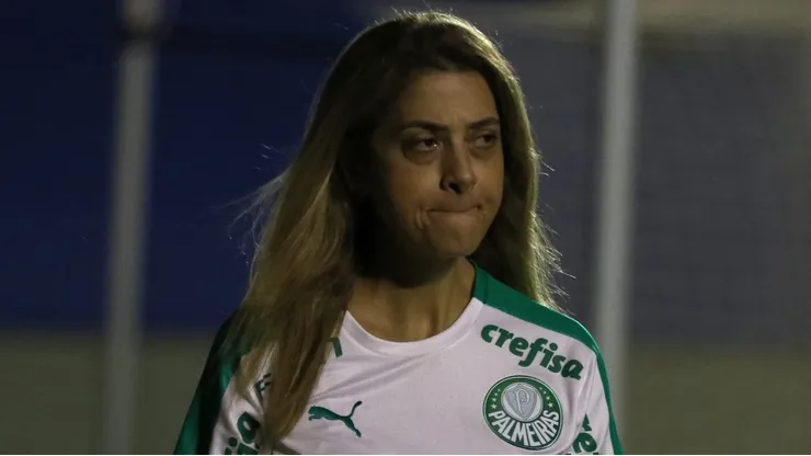 Foto: Heber Gomes/AGIF - Leila Pereira faz sondagem por novo zagueiro no Palmeiras.