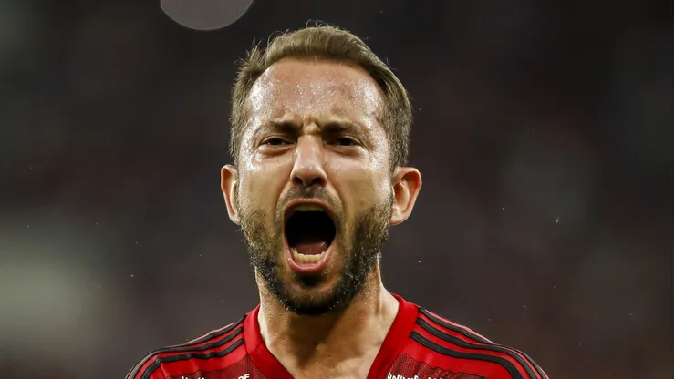 RIO DE JANEIRO, BRAZIL - AUGUST 10: Everton Ribeiro of Flamengo celebrates a scored goal during a match between Flamengo and Gremio as part of Brasileirao Series A 2019 at Maracana Stadium on August 10, 2019 in Rio de Janeiro, Brazil. (Photo by Bruna Prado/Getty Images)