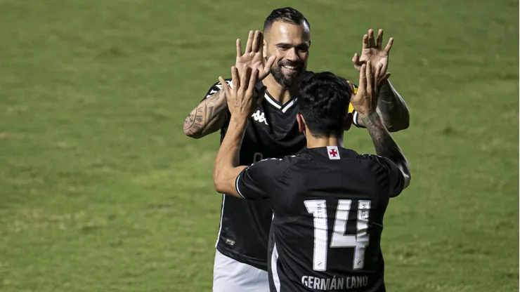 Foto: Jorge Rodrigues/AGIF - Leandro Castán e Germán Cano