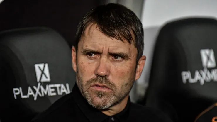 Foto: Thiago Ribeiro/AGIF - Eduardo Coudet tecnico do Internacional durante partida contra o Botafogo no estadio Engenhao pelo campeonato Brasileiro A 2023.