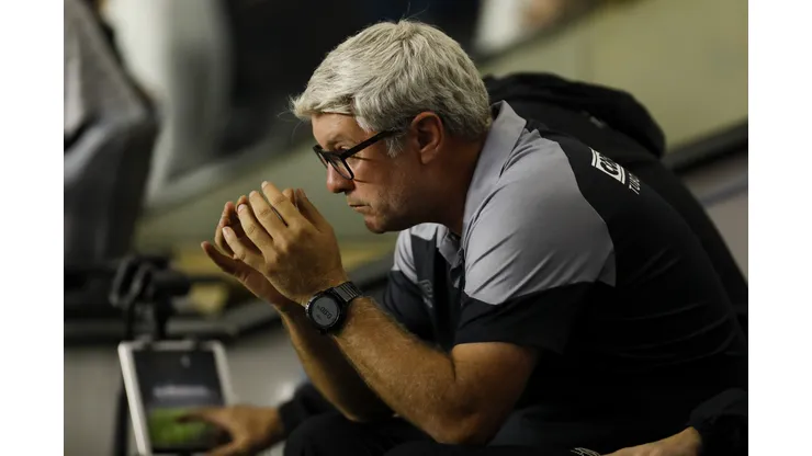 Odair Hellmann é procurado por GIGANTE do Brasil e futuro chega ao Santos - Foto: Ricardo Moreira/Getty Images