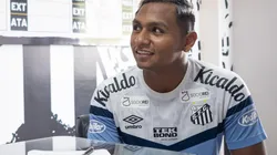 Foto: Divulgação/Santos FC - Morelos assinou contrato com o Peixe até agosto de 2025