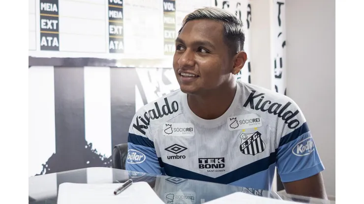 Foto: Divulgação/Santos FC - Morelos assinou contrato com o Peixe até agosto de 2025