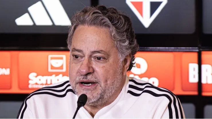 SP - SAO PAULO - 01/08/2023 - SAO PAULO, APRESENTACAO JAMES RODRIGUEZ - O presidente Julio Casares fala aos jornalistas durante apresentacao oficial de James Rodriguez como jogador do Sao Paulo em coletiva de imprensa realizada no CT Barra Funda. Foto: Abner Dourado/AGIF