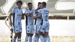 Foto: Pedro Souza/Atlético - Vargas (último à direita) se envolveu em nova polêmica com torcida do Atlético-MG