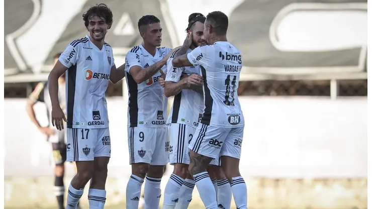 Foto: Pedro Souza/Atlético - Vargas (último à direita) se envolveu em nova polêmica com torcida do Atlético-MG
