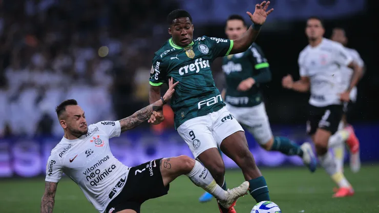 SP - SAO PAULO - 03/09/2023 - BRASILEIRO A 2023, CORINTHIANS X PALMEIRAS - Maycon jogador do Corinthians disputa lance com Endrick jogador do Palmeiras durante partida no estadio Arena Corinthians pelo campeonato Brasileiro A 2023. Foto: Ettore Chiereguini/AGIF