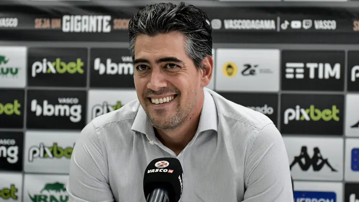 RJ - Rio de Janeiro - 27/01/2023 - VASCO, APRESENTACAO ROBSON - O dirigente Paulo Bracks fala aos jornalistas durante apresentacao oficial de XXXX como jogador do Vasco em coletiva de imprensa realizada no CT Moacyr Barbosa. Foto: Thiago Ribeiro/AGIF