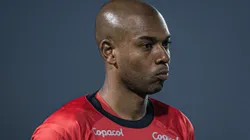 GO - GOIANIA - 21/08/2023 - BRASILEIRO A 2023, GOIAS X ATHLETICO-PR -Fernandinho jogador do Athletico-PR durante partida contra o Goias no estadio Serrinha pelo campeonato Brasileiro A 2023. Foto: Heber Gomes/AGIF