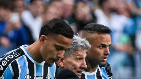 RS - PORTO ALEGRE - 13/08/2023 - BRASILEIRO A 2023, GREMIO X FLUMINENSE - Luan jogador do Gremio recebe oprientacoes de Renato Portaluppi durante partida contra o Fluminense no estadio Arena do Gremio pelo campeonato Brasileiro A 2023. Foto: Maxi Franzoi/AGIF