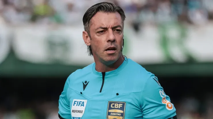 PR - CURITIBA - 20/08/2023 - BRASILEIRO A 2023, CORITIBA X FLAMENGO - O arbitro Raphael Claus durante partida entre Coritiba e Flamengo no estadio Couto Pereira pelo campeonato Brasileiro A 2023. Foto: Robson Mafra/AGIF