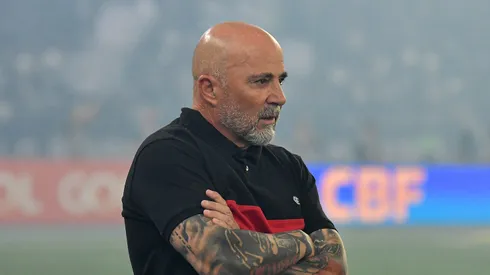 Sampaoli na beira do gramado do Nilton Santos