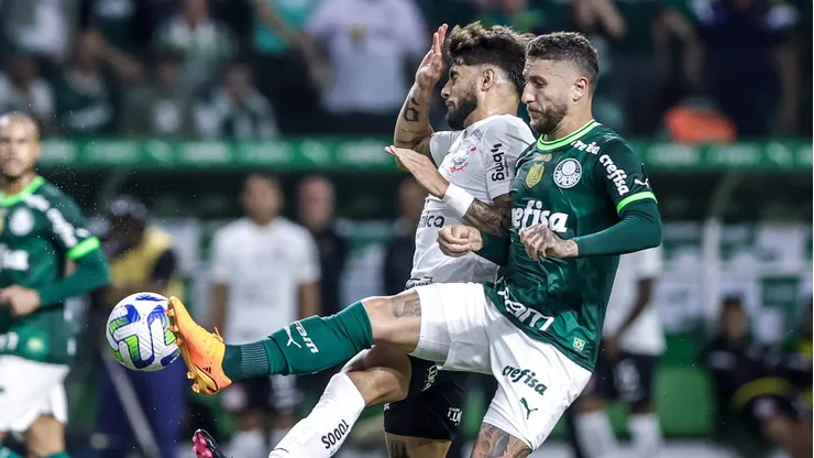 SP - SAO PAULO - 29/04/2023 - BRASILEIRO A 2023, PALMEIRAS X CORINTHIANS - Ze Rafael jogador do Palmeiras disputa lance com Yuri Alberto jogador do Corinthians durante partida no estadio Arena Allianz Parque pelo campeonato BRASILEIRO A 2023. Foto: Marcello Zambrana/AGIF