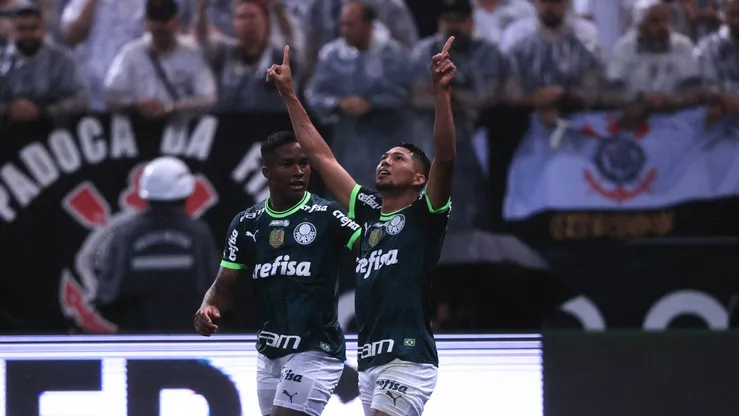 Rony comemorando gol contra o Corinthians