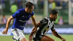 MG - Belo Horizonte - 13/02/2023 - MINEIRO 2023, CRUZEIRO X ATLETICO MG - Eduardo Brock jogador do Cruzeiro disputa lance com Hulk jogador do Atletico-MG durante partida no estadio Independencia pelo campeonato Mineiro 2023. Foto: Gilson Junio/AGIF