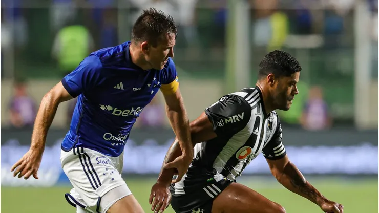 MG - Belo Horizonte - 13/02/2023 - MINEIRO 2023, CRUZEIRO X ATLETICO MG - Eduardo Brock jogador do Cruzeiro disputa lance com Hulk jogador do Atletico-MG durante partida no estadio Independencia pelo campeonato Mineiro 2023. Foto: Gilson Junio/AGIF