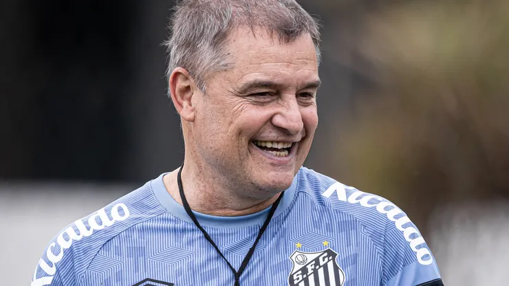 Foto: Raul Baretta/ Santos FC/Divulgação - Aguirre: técnico pediu contratação de atacante ao Clube