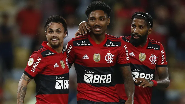 Vitinho (ao centro) foi especulado no Palmeiras, informa Jorge Nicola - Foto: Wagner Meier/Getty Images