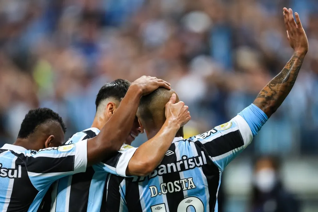 Foto: Pedro H. Tesch/AGIF – Douglas Costa saiu queimado do Grêmio