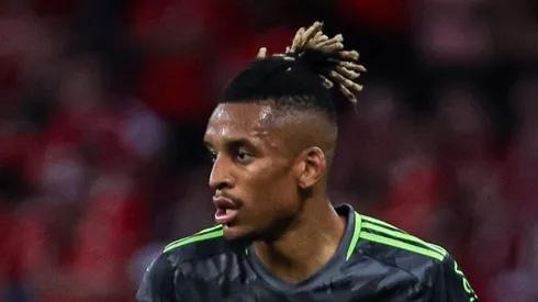 Dalbert sofre no Inter x Coritiba com vacilo da arbitragem. Foto: Maxi Franzoi/AGIF