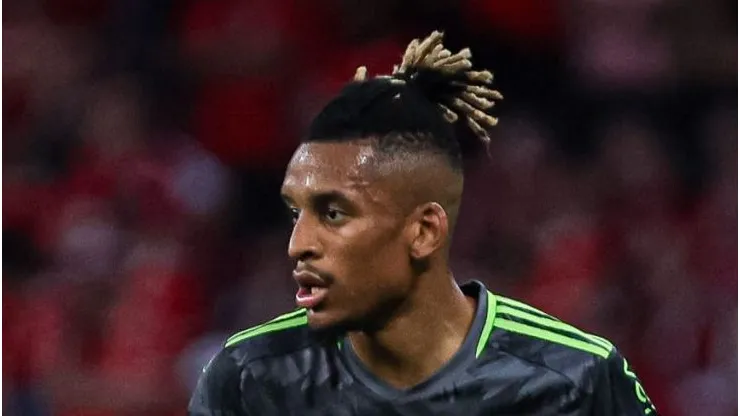 Dalbert sofre no Inter x Coritiba com vacilo da arbitragem. Foto: Maxi Franzoi/AGIF