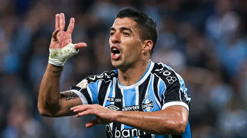 Foto: Maxi Franzoi/AGIF - Luis Suarez jogador do Gremio reclama com a arbitragem durante partida contra o Athletico-PR no estadio Arena do Gremio pelo campeonato Brasileiro A 2023.