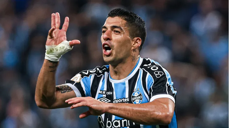 Foto: Maxi Franzoi/AGIF - Luis Suarez jogador do Gremio reclama com a arbitragem durante partida contra o Athletico-PR no estadio Arena do Gremio pelo campeonato Brasileiro A 2023.