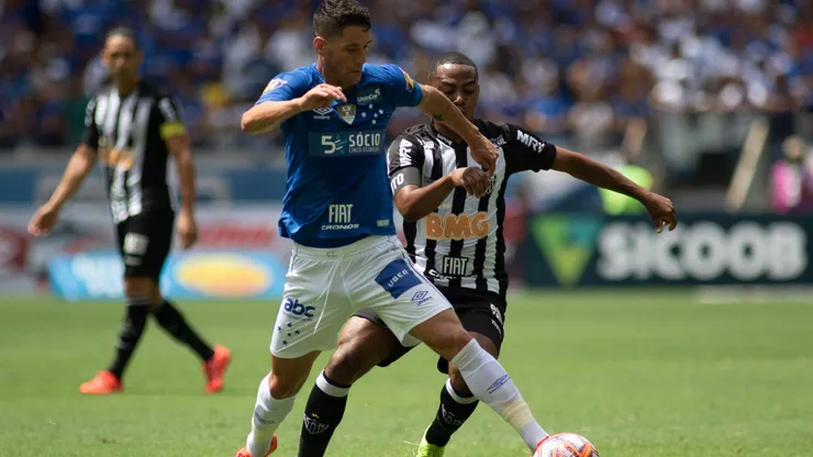 Thiago neves jogador do Cruzeiro disputa lance com elias jogador do Atletico-MG durante partida no estadio Mineirao pelo campeonato Estadual 2019 Foto: Marcelo Alvarenga/AGIF.