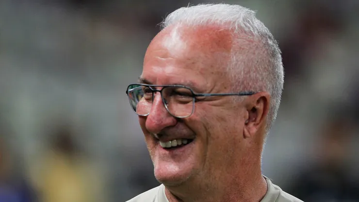 Dorival Júnior sorri durante jogo do São Paulo pelo Brasileirão - Foto: Rubens Chiri/São Paulo FC