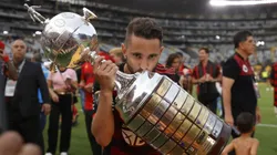 Éverton Ribeiro levantando a taça da Libertadores 2022. Foto: Buda Mendes/Getty Images)