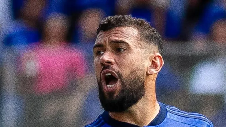 Luciano Castan jogador do Cruzeiro durante partida contra o Coritiba no estadio Independencia pelo campeonato Brasileiro A 2023.Foto: Fernando Moreno/AGIF