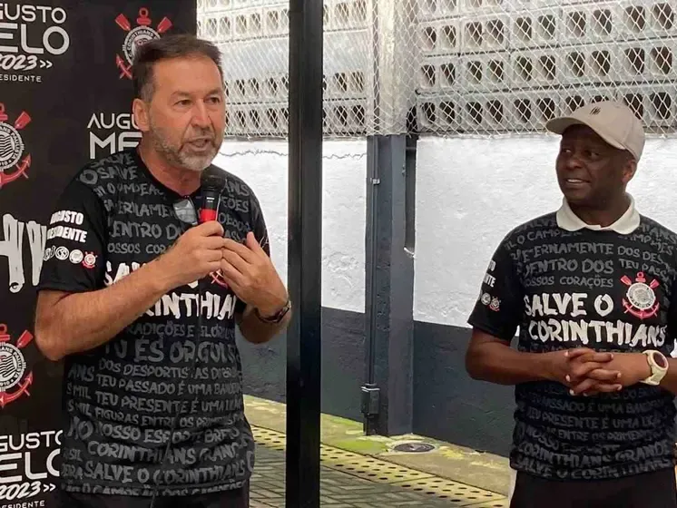 Augusto Melo e Wladimir, ídolo do Corinthians, durante discurso – Foto: Fábio Lázaro/Lance!