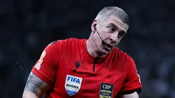 O arbitro Anderson Daronco durante partida entre Corinthians e Santos no estadio Arena Corinthians pelo campeonato Brasileiro A 2023. Foto: Fabio Giannelli/AGIF