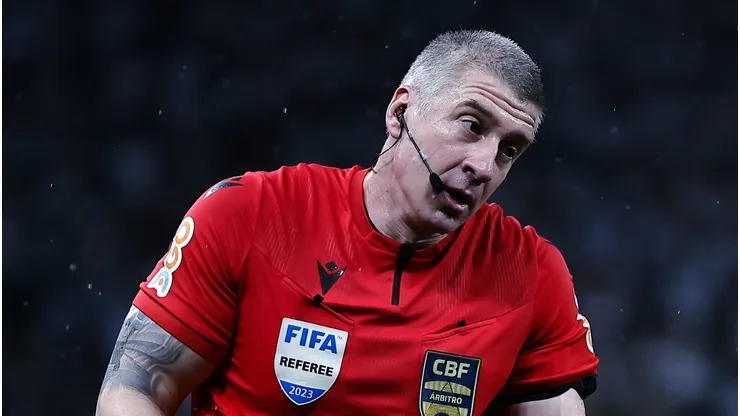 O arbitro Anderson Daronco durante partida entre Corinthians e Santos no estadio Arena Corinthians pelo campeonato Brasileiro A 2023. Foto: Fabio Giannelli/AGIF